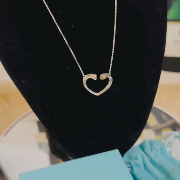 RARE Tiffany & Co Paloma Picasso Tenderness Heart Necklace .925 Sterling Silver - Picture 4 of 9